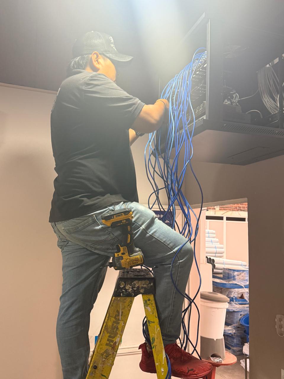 Tecnico organizando cables de red en gabinete