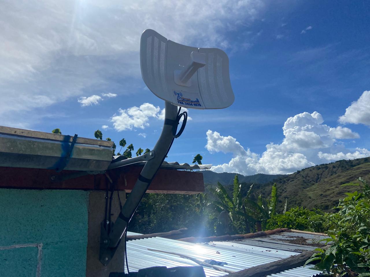 Antena inalambrica instalada con vista hacia montanas